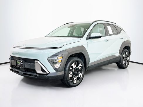 Used 2025 Hyundai Kona SEL image 3