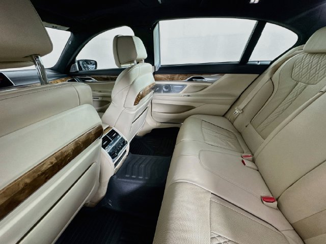 Used 2018 BMW 750i RWD image 22