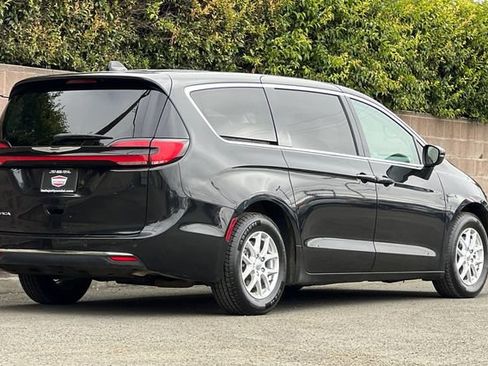 Used 2023 Chrysler Pacifica Touring-L FWD image 5