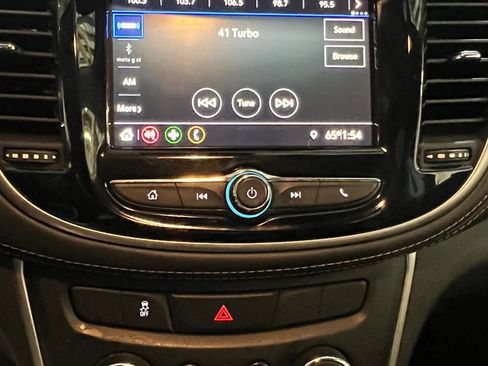 Used 2022 Chevrolet Trax LT w/ LT Convenience Package image 10