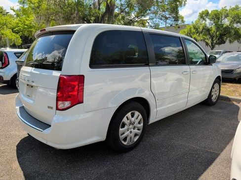 Used 2017 Dodge Grand Caravan SE FWD image 2