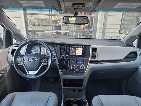 Used 2017 Toyota Sienna XLE Premium image 35