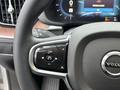 Used 2023 Volvo XC60 T8 Plus image 32