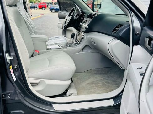 Used 2010 Toyota Highlander SE image 10