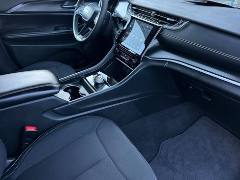 Used 2024 Jeep Grand Cherokee L Laredo image 16