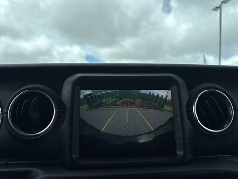 Used 2020 Jeep Wrangler Unlimited Sahara AWD/4WD image 19