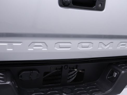 Used 2018 Toyota Tacoma SR image 60
