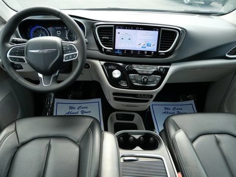 Used 2023 Chrysler Pacifica Touring-L FWD image 9