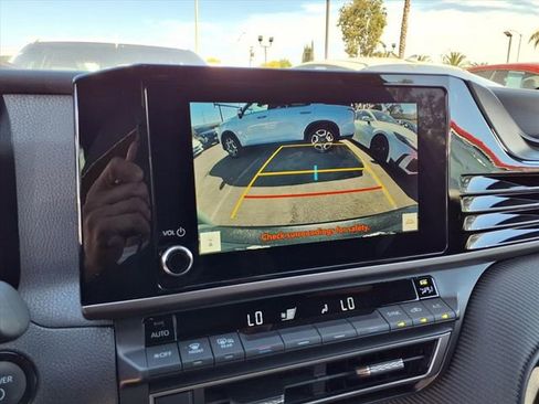 Used 2025 Toyota Camry SE w/ Convenience Package image 18