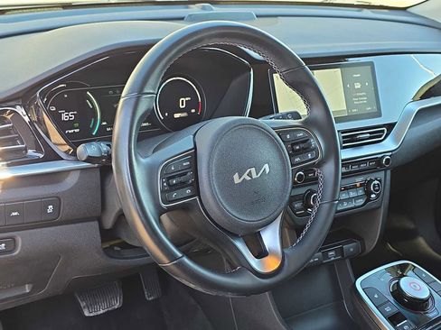 Used 2022 Kia Niro EX image 2