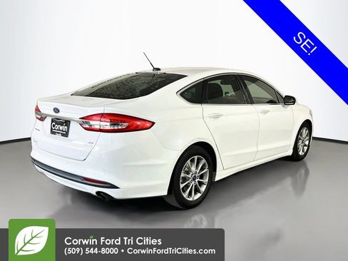 Used 2017 Ford Fusion SE w/ Fusion SE Technology Package FWD image 15