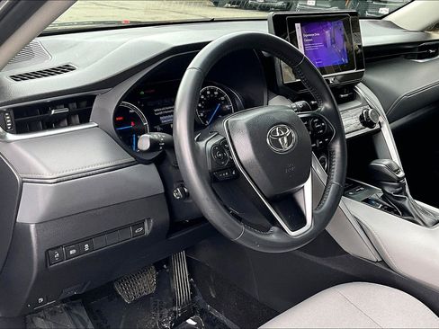 Used 2023 Toyota Venza LE image 12