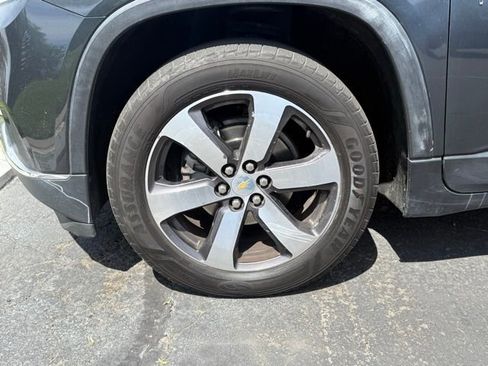 Used 2021 Chevrolet Traverse LT w/ LT Premium Package image 35