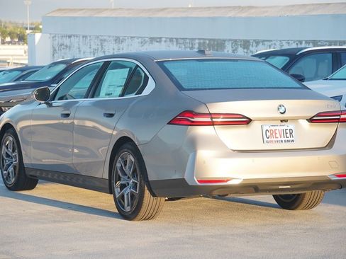Used 2026 BMW 530i w/ Premium Package RWD image 7