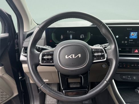 Used 2025 Kia Carnival FWD image 14