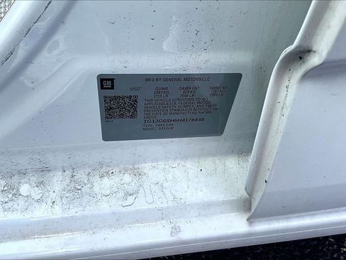 Used 2017 Chevrolet Sonic LT image 4