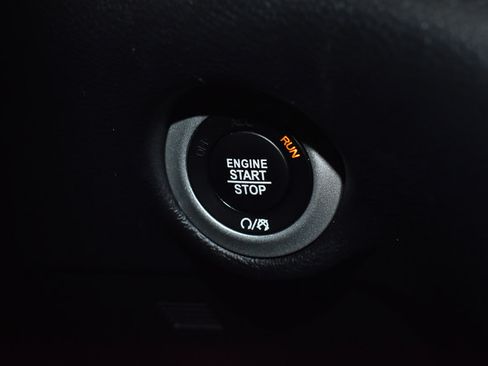 Certified 2025 Chrysler Pacifica Select FWD image 17