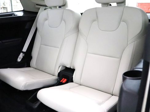 Used 2023 Volvo XC90 B6 Plus image 9