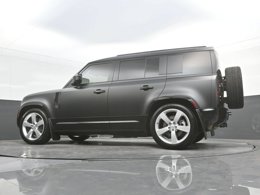 Used 2025 Land Rover Defender 110 X-Dynamic SE AWD/4WD image 33