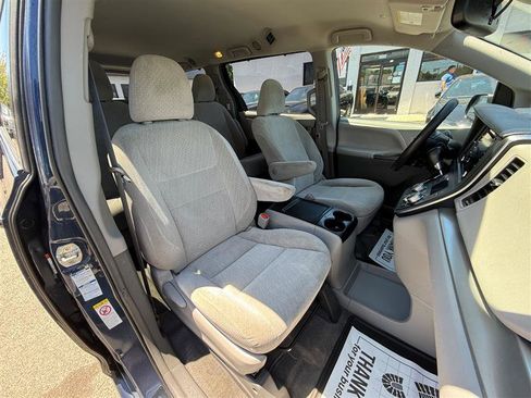 Used 2019 Toyota Sienna LE AWD/4WD image 33