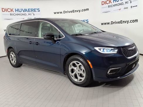 Used 2024 Chrysler Pacifica Limited w/ Trailer Tow Group FWD image 3