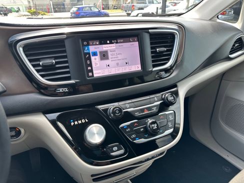 Used 2022 Chrysler Voyager LX FWD image 25