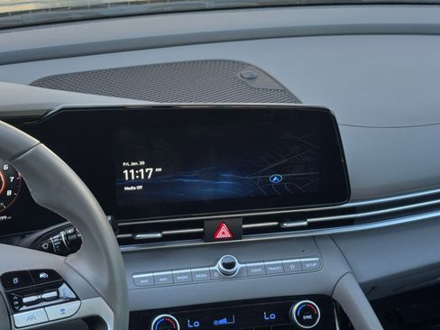 Used 2025 Hyundai Elantra SEL image 17