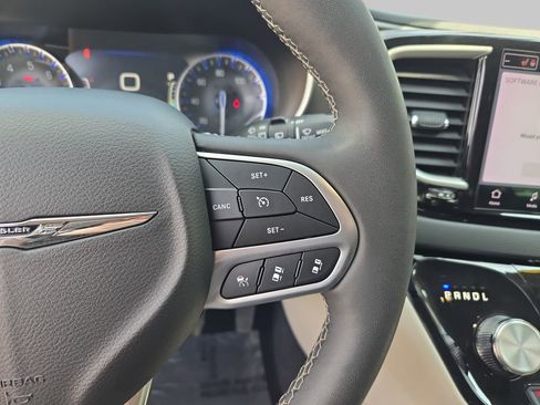 Used 2023 Chrysler Pacifica Touring-L FWD image 21