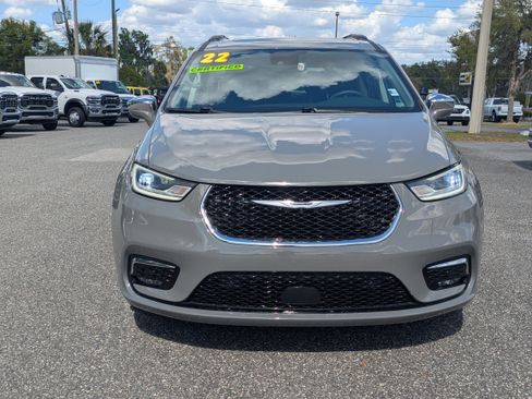 Used 2022 Chrysler Pacifica Limited image 9