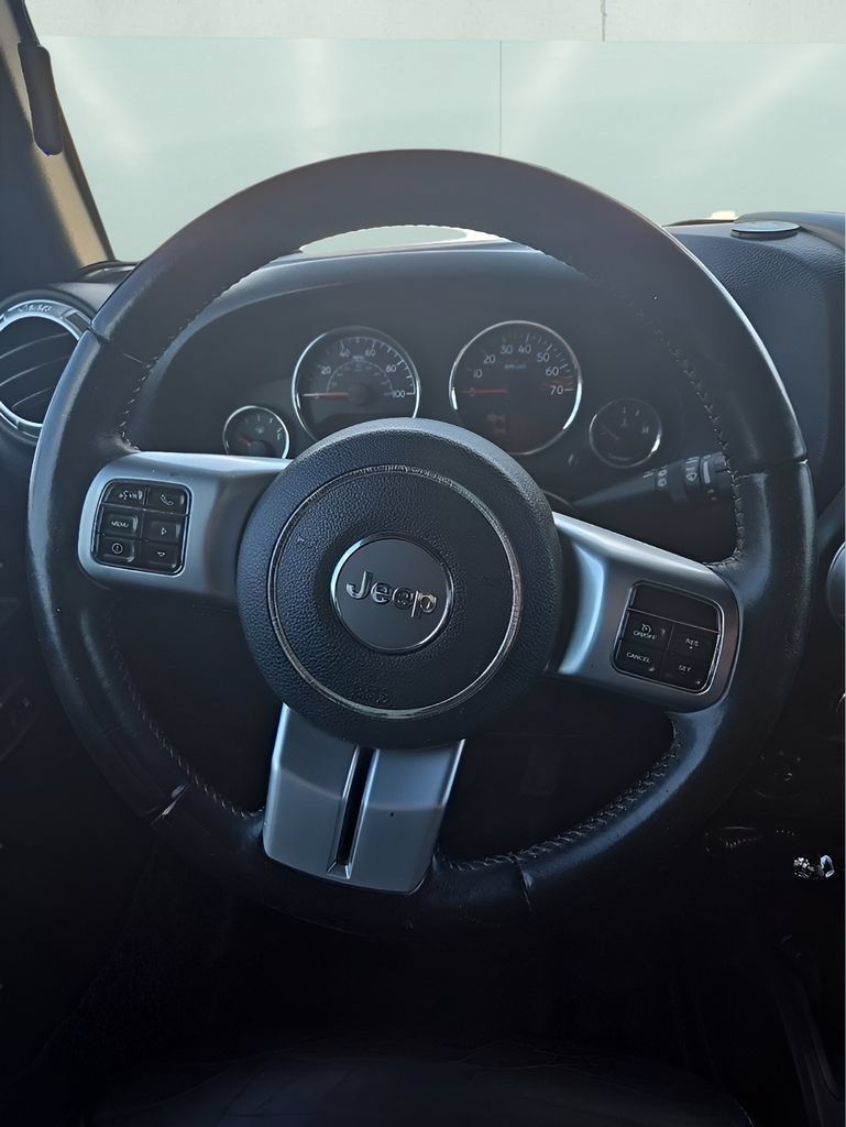 Used 2016 Jeep Wrangler Unlimited Rubicon AWD/4WD image 16
