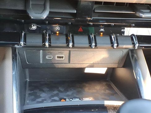 Used 2024 GMC Canyon Denali image 10