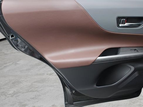 Used 2023 Toyota Venza Limited image 19