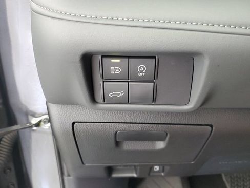 Used 2025 Toyota Highlander LE FWD image 34