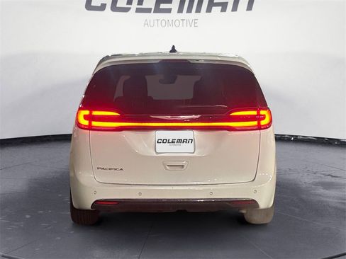 Used 2024 Chrysler Pacifica Touring-L image 4