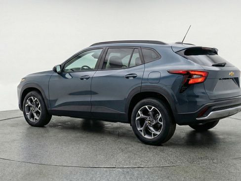 Used 2025 Chevrolet Trax LT FWD image 6