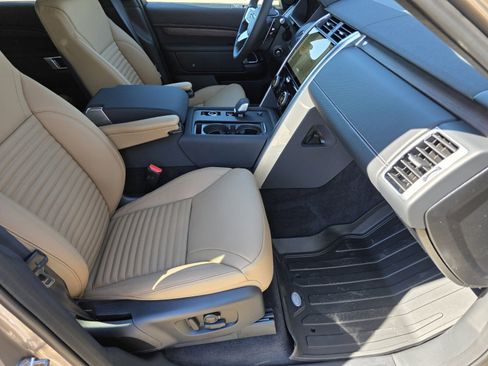 New 2026 Land Rover Discovery Dynamic SE image 3