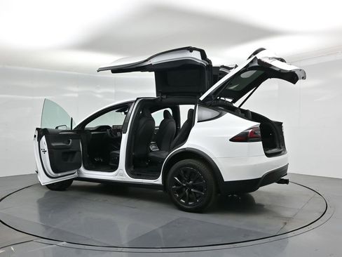 Used 2022 Tesla Model X image 30