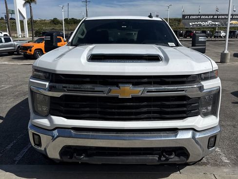 Used 2025 Chevrolet Silverado 2500 LT image 2