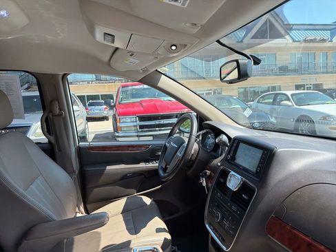 Used 2016 Chrysler Town & Country Touring FWD image 13