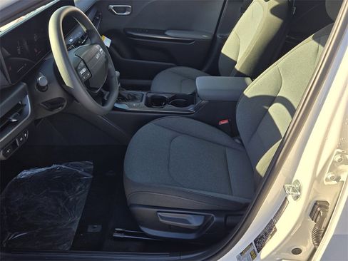 New 2025 Kia K4 LX image 6