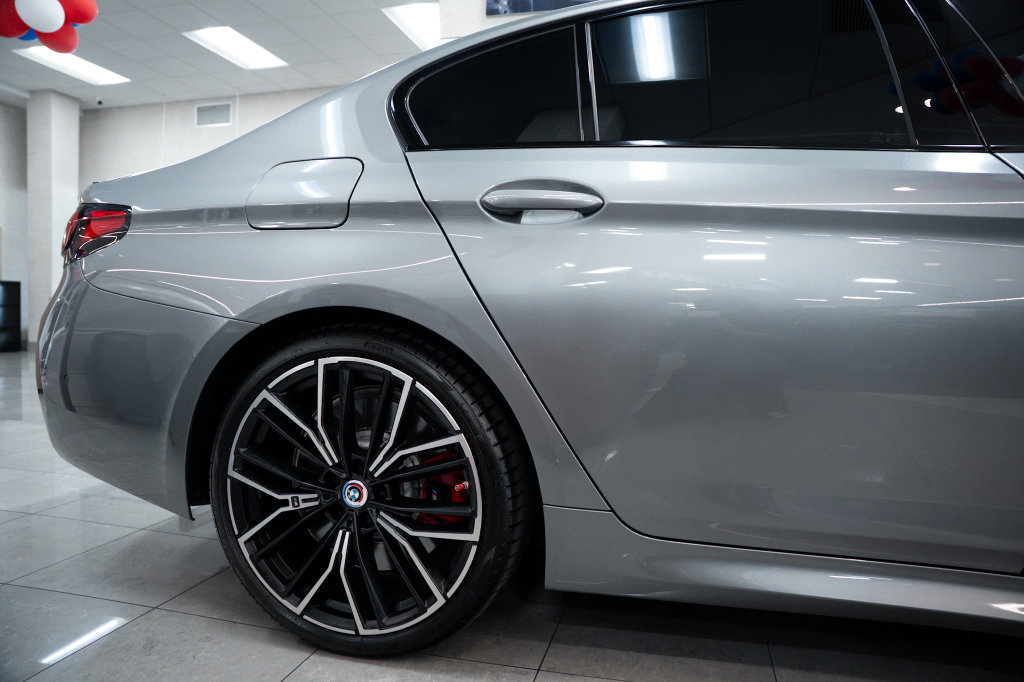 Used 2023 BMW M550i xDrive w/ Executive Package AWD/4WD image 4