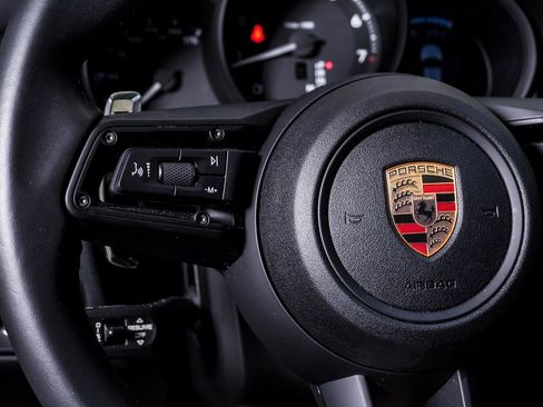 Certified 2025 Porsche Macan image 20