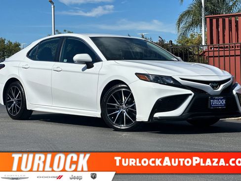 Used 2023 Toyota Camry SE image 1