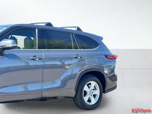 Used 2022 Toyota Highlander LE FWD image 8