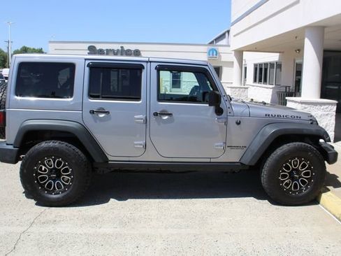 Used 2017 Jeep Wrangler Unlimited Rubicon w/ Cold Weather Group AWD/4WD image 5