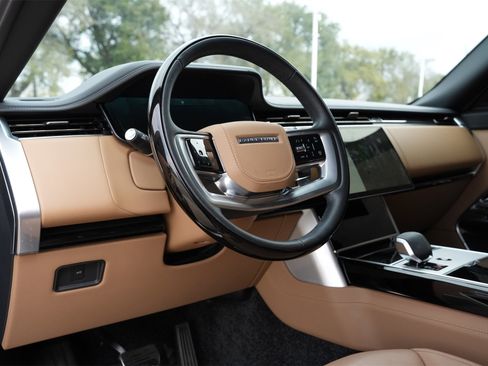 Used 2025 Land Rover Range Rover Long Wheelbase Autobiography image 17