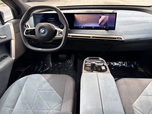 Used 2023 BMW iX xDrive50 w/ Sport Package AWD/4WD image 17
