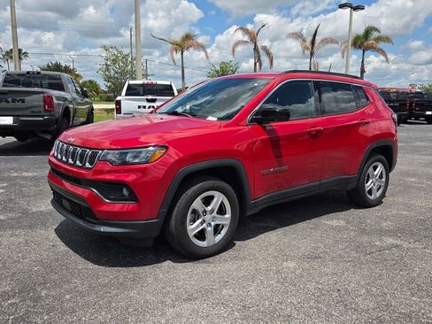 Used 2023 Jeep Compass Latitude AWD/4WD image 3