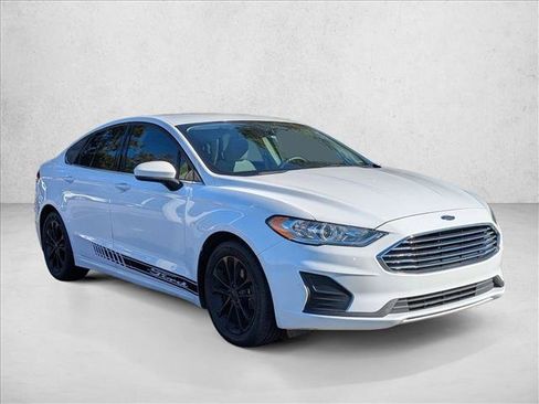 Certified 2020 Ford Fusion SE image 3