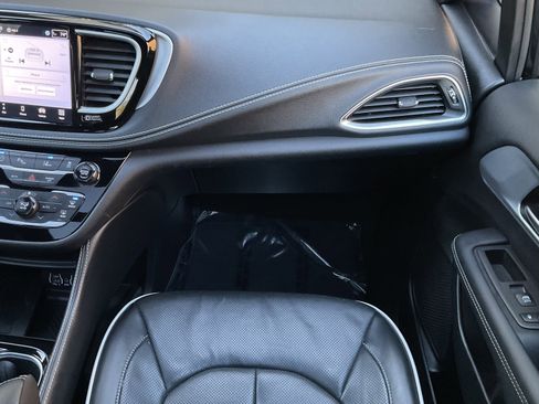 Used 2025 Chrysler Pacifica Limited FWD image 24